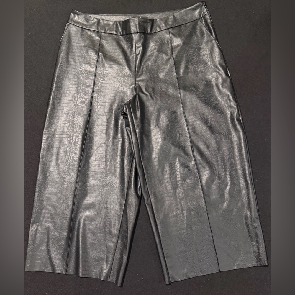 J Jason Wu Faux Leather Croc Texture Cropped Culotte Wide Leg Black size 16